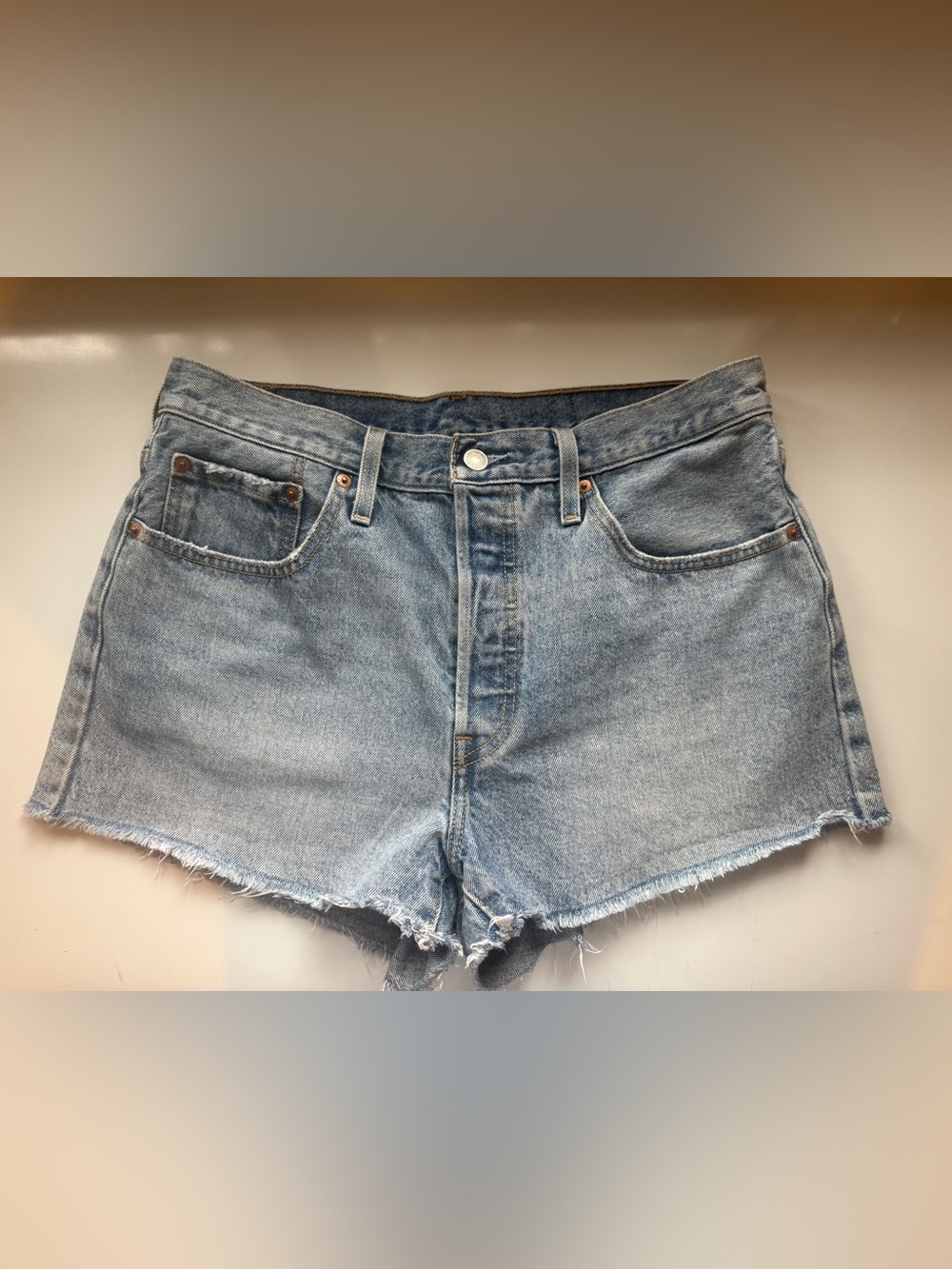 Levi's Women's 501 Original High-Rise Cut-Off Denim shorts Size 31